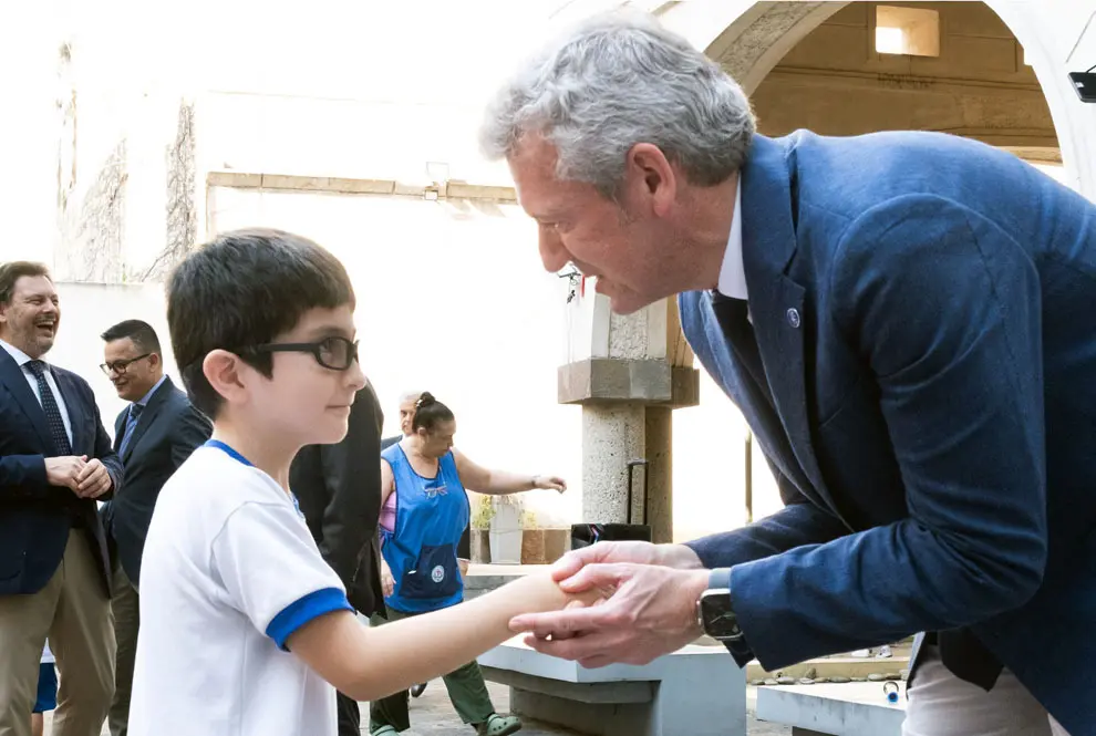O titular do Executivo galego, Alfonso Rueda, acompañado polo conselleiro de Emprego, Comercio e Emigración, José González, asiste á apertura do curso escolar do Instituto Argentino Gallego Santiago Apóstol no Ano Castelao, e visita o cadro de Castelao Última lección do Mestre. Instituto Santiago Apóstol (Buenos Aires), 07/03/25.