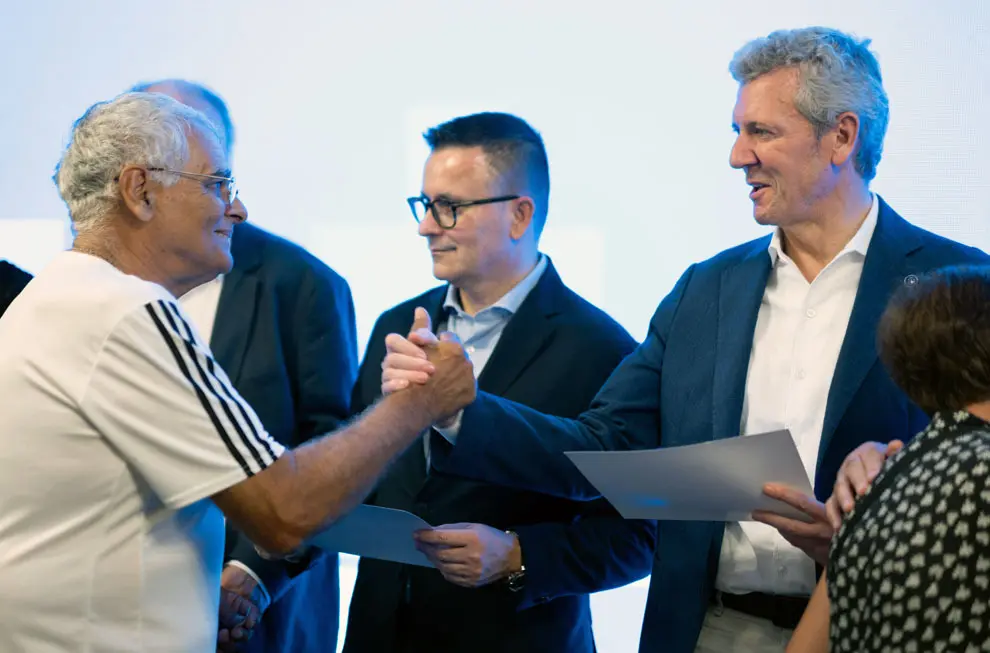 O presidente da Xunta, Alfonso Rueda, acompañado polo conselleiro de Emprego, Comercio e Emigración, José González, entrega os diplomas aos participantes do programa Reencontros con Galicia. Bos Aires, 07/03/25.