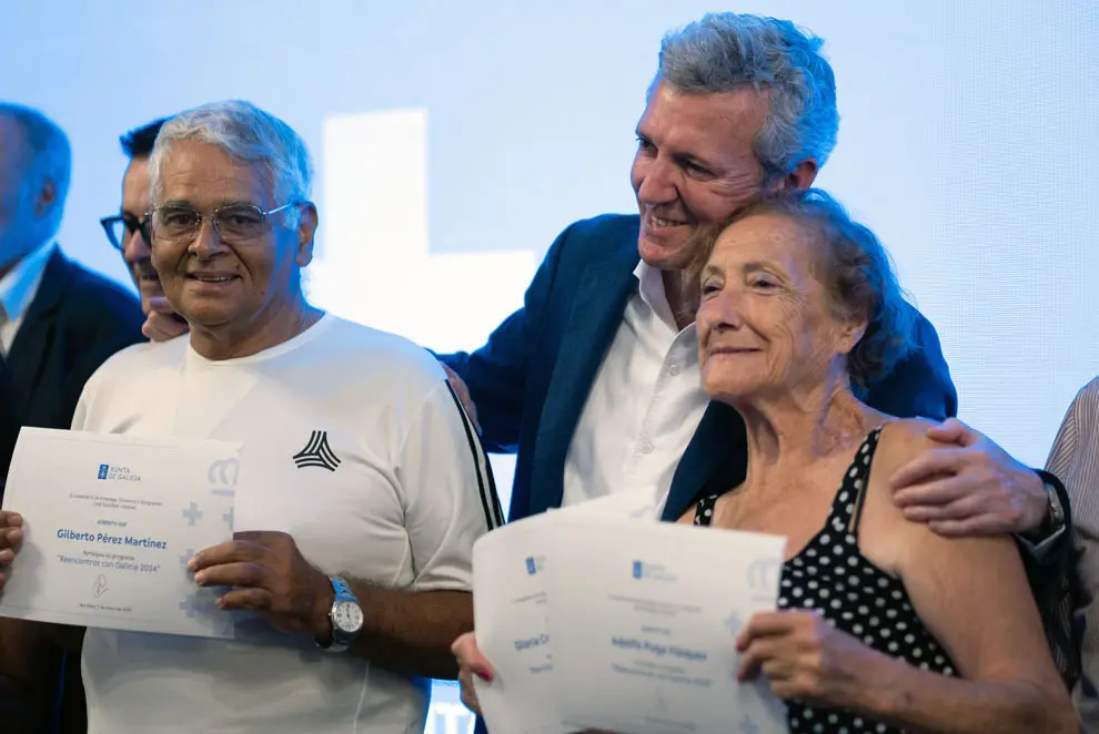 O presidente da Xunta, Alfonso Rueda, acompañado polo conselleiro de Emprego, Comercio e Emigración, José González, entrega os diplomas aos participantes do programa Reencontros con Galicia. Bos Aires, 07/03/25.