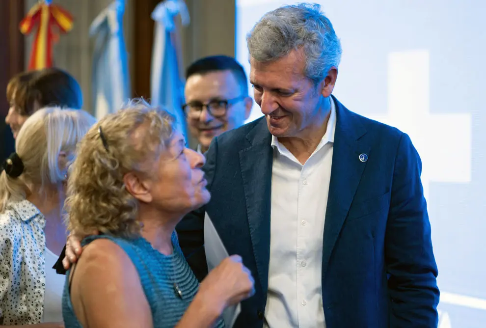 O presidente da Xunta, Alfonso Rueda, acompañado polo conselleiro de Emprego, Comercio e Emigración, José González, entrega os diplomas aos participantes do programa Reencontros con Galicia. Bos Aires, 07/03/25.