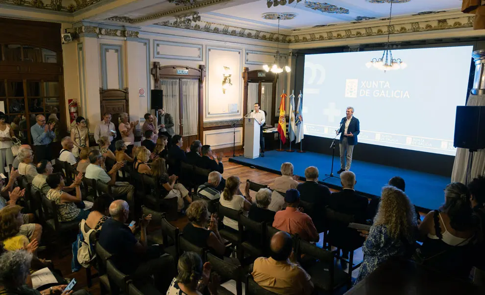 O presidente da Xunta, Alfonso Rueda, acompañado polo conselleiro de Emprego, Comercio e Emigración, José González, entrega os diplomas aos participantes do programa Reencontros con Galicia. Bos Aires, 07/03/25.