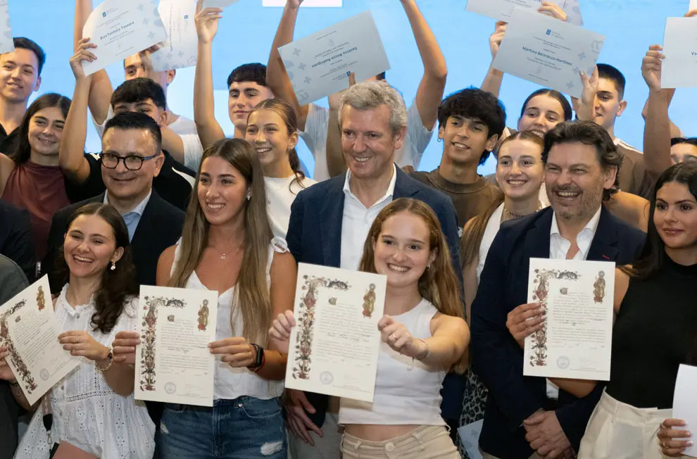 O presidente da Xunta, Alfonso Rueda, acompañado polo conselleiro de Emprego, Comercio e Emigración, José González, entrega os diplomas aos participantes do programa Conecta con Galicia. Bos Aires, 07/03/25.