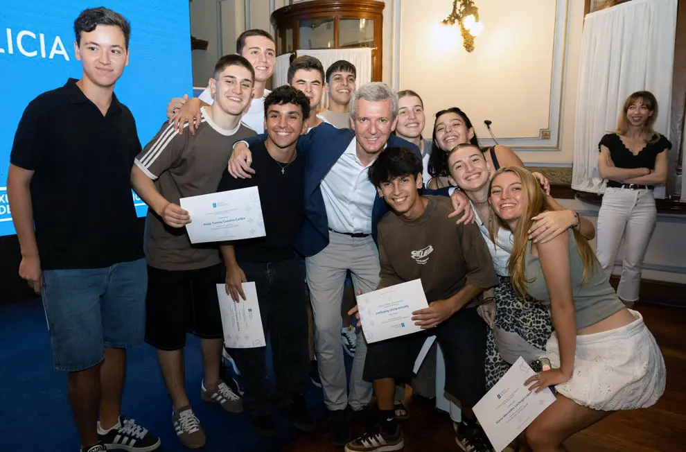 O presidente da Xunta, Alfonso Rueda, acompañado polo conselleiro de Emprego, Comercio e Emigración, José González, entrega os diplomas aos participantes do programa Conecta con Galicia. Bos Aires, 07/03/25.