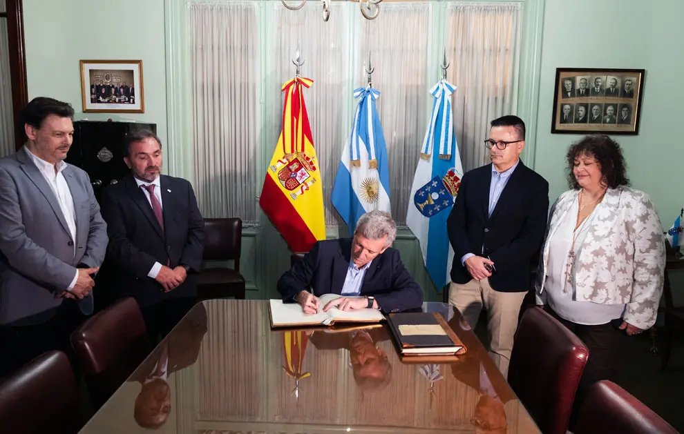 O presidente da Xunta, Alfonso Rueda, acompañado polo conselleiro de Emprego, Comercio e Emigración, José González, entrega a distinción A Barca de Sálvora a mulleres destacadas da colectividade galega, con motivo do Día internacional da Muller. Centro Galego de Avellaneda (Buenos Aires), 08/03/25.