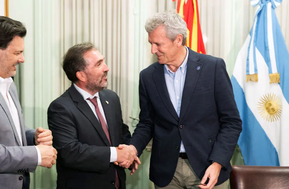 O presidente da Xunta, Alfonso Rueda, acompañado polo conselleiro de Emprego, Comercio e Emigración, José González, entrega a distinción A Barca de Sálvora a mulleres destacadas da colectividade galega, con motivo do Día internacional da Muller. Centro Galego de Avellaneda (Buenos Aires), 08/03/25.