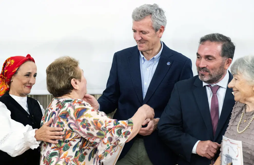 O presidente da Xunta, Alfonso Rueda, acompañado polo conselleiro de Emprego, Comercio e Emigración, José González, entrega a distinción A Barca de Sálvora a mulleres destacadas da colectividade galega, con motivo do Día internacional da Muller. Centro Galego de Avellaneda (Buenos Aires), 08/03/25.