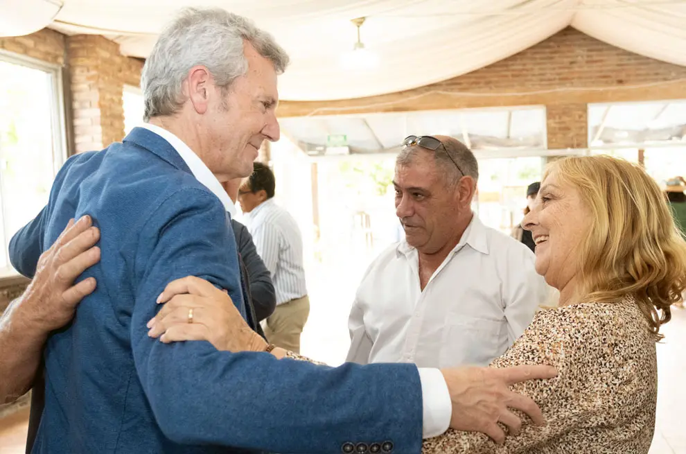 O presidente da Xunta, Alfonso Rueda, acompañado polo conselleiro de Emprego, Comercio e Emigración, José González, reúnese con entidades galegas no Uruguai. Sede deportiva do Centro Galego en Carrasco (Montevideo), 09/03/25.