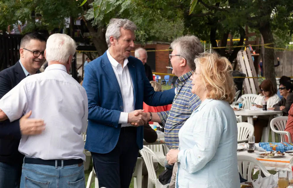 O presidente da Xunta, Alfonso Rueda, acompañado polo conselleiro de Emprego, Comercio e Emigración, José González, reúnese con entidades galegas no Uruguai. Sede deportiva do Centro Galego en Carrasco (Montevideo), 09/03/25.