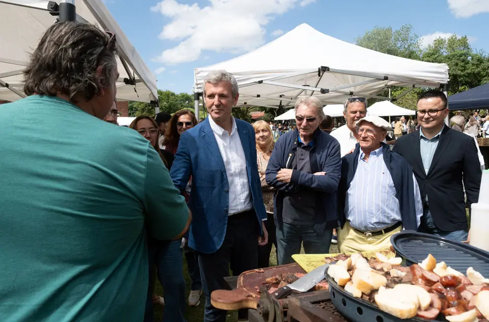 O presidente da Xunta, Alfonso Rueda, acompañado polo conselleiro de Emprego, Comercio e Emigración, José González, reúnese con entidades galegas no Uruguai. Sede deportiva do Centro Galego en Carrasco (Montevideo), 09/03/25.