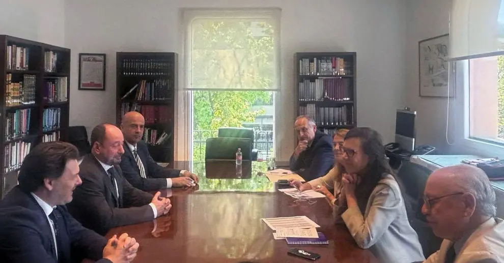 Reunion en la Embajada 1