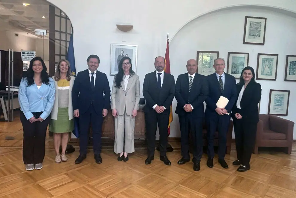 Reunion en la Embajada 2