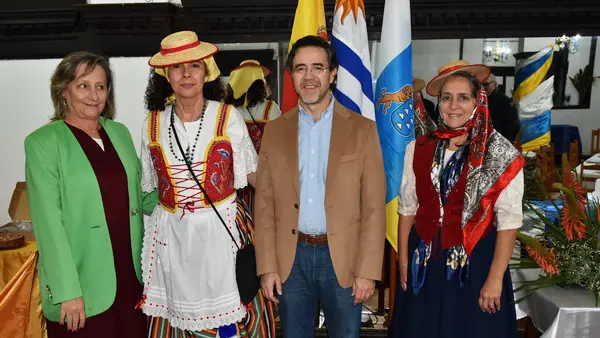 Uru.Aniversario-dir-canarios-embajador