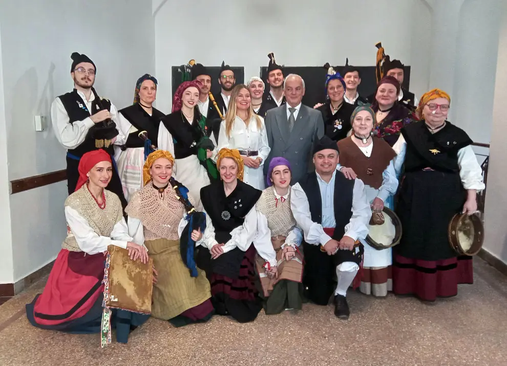 Centenario Cangas del Narcea-con grupo