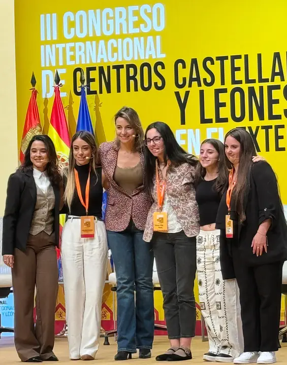 Milagros y otras jovenes con Irene