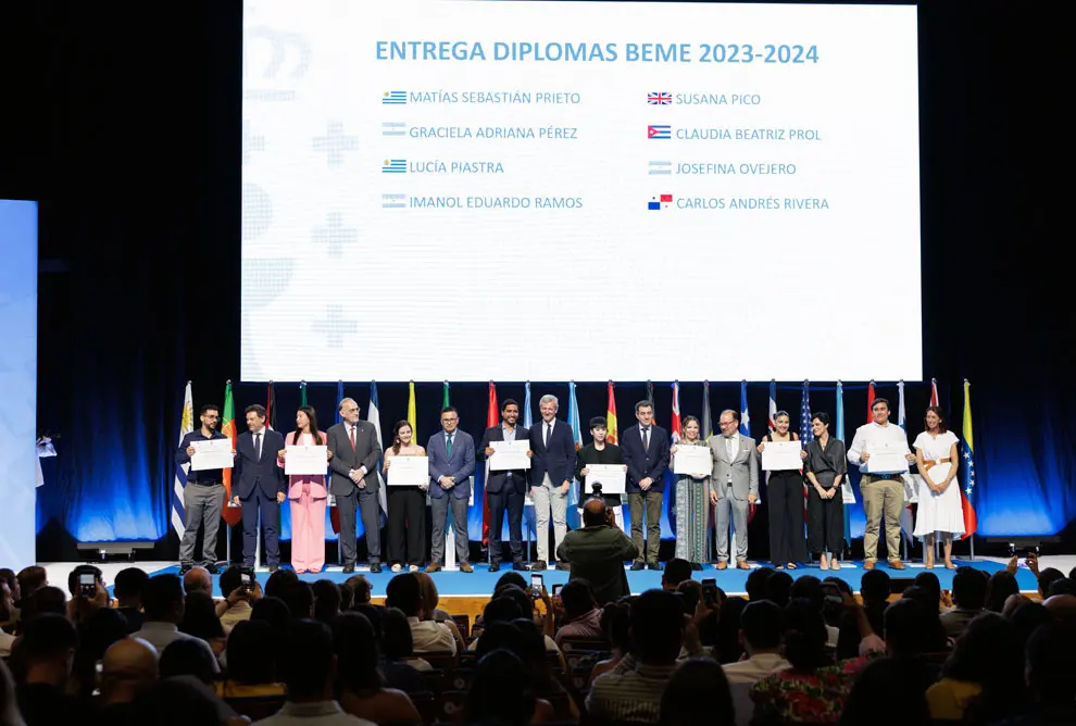 O titular do Executivo galego, Alfonso Rueda, acompañado polo conselleiro de Educación, Ciencia, Universidades e Formación Profesional, Román Rodríguez, e polo conselleiro de Emprego, Comercio e Emigración, José González, asiste á entrega de diplomas e encontro cos beneficiarios do programa Bolsas de Excelencia Mocidade Exterior (BEME) 2024/2025. Palacio de Congresos e Exposicións de Galicia (Santiago de Compostela) 18/06/25.