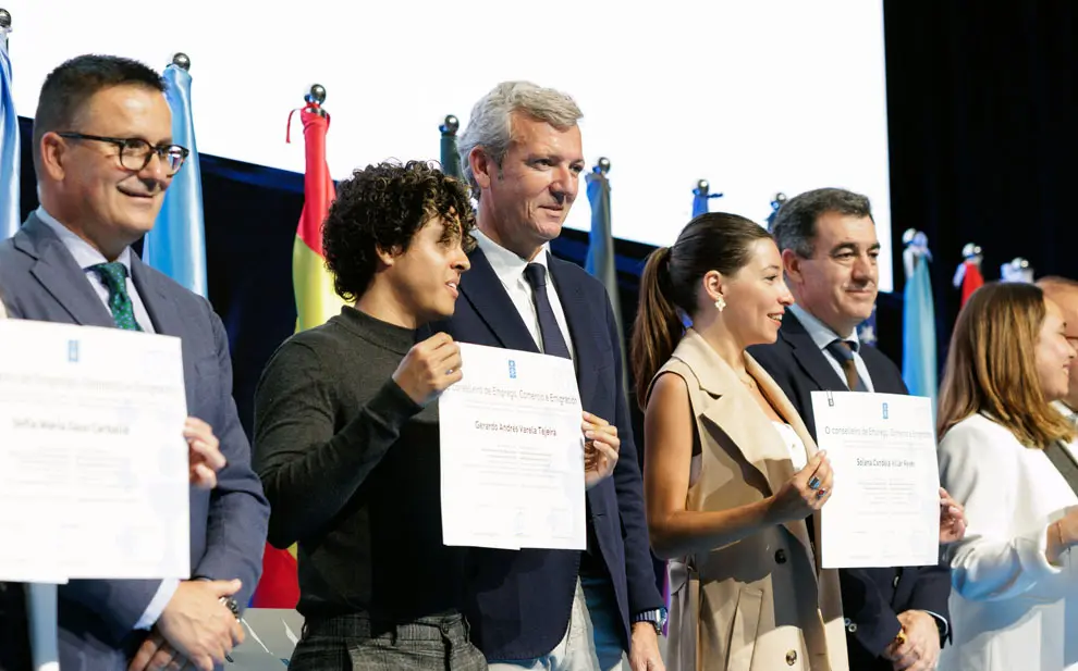O titular do Executivo galego, Alfonso Rueda, acompañado polo conselleiro de Educación, Ciencia, Universidades e Formación Profesional, Román Rodríguez, e polo conselleiro de Emprego, Comercio e Emigración, José González, asiste á entrega de diplomas e encontro cos beneficiarios do programa Bolsas de Excelencia Mocidade Exterior (BEME) 2024/2025. Palacio de Congresos e Exposicións de Galicia (Santiago de Compostela) 18/06/25.