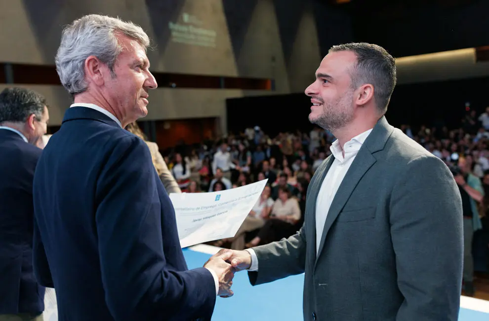 O titular do Executivo galego, Alfonso Rueda, acompañado polo conselleiro de Educación, Ciencia, Universidades e Formación Profesional, Román Rodríguez, e polo conselleiro de Emprego, Comercio e Emigración, José González, asiste á entrega de diplomas e encontro cos beneficiarios do programa Bolsas de Excelencia Mocidade Exterior (BEME) 2024/2025. Palacio de Congresos e Exposicións de Galicia (Santiago de Compostela) 18/06/25.