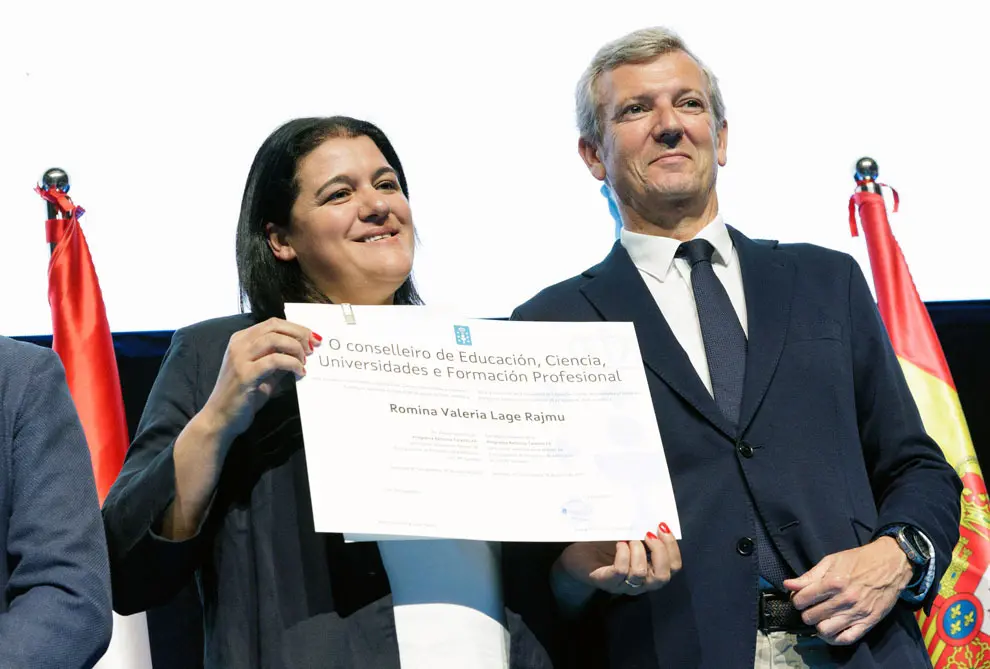 O titular do Executivo galego, Alfonso Rueda, acompañado polo conselleiro de Educación, Ciencia, Universidades e Formación Profesional, Román Rodríguez, e polo conselleiro de Emprego, Comercio e Emigración, José González, asiste á entrega de diplomas e encontro cos beneficiarios do programa Bolsas de Excelencia Mocidade Exterior (BEME) 2024/2025. Palacio de Congresos e Exposicións de Galicia (Santiago de Compostela) 18/06/25.