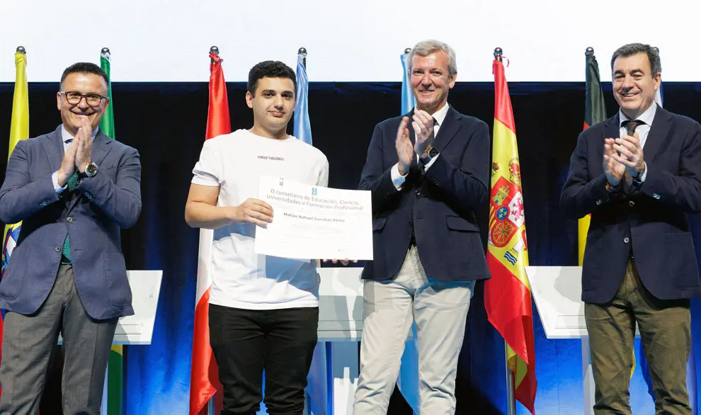 O titular do Executivo galego, Alfonso Rueda, acompañado polo conselleiro de Educación, Ciencia, Universidades e Formación Profesional, Román Rodríguez, e polo conselleiro de Emprego, Comercio e Emigración, José González, asiste á entrega de diplomas e encontro cos beneficiarios do programa Bolsas de Excelencia Mocidade Exterior (BEME) 2024/2025. Palacio de Congresos e Exposicións de Galicia (Santiago de Compostela) 18/06/25.