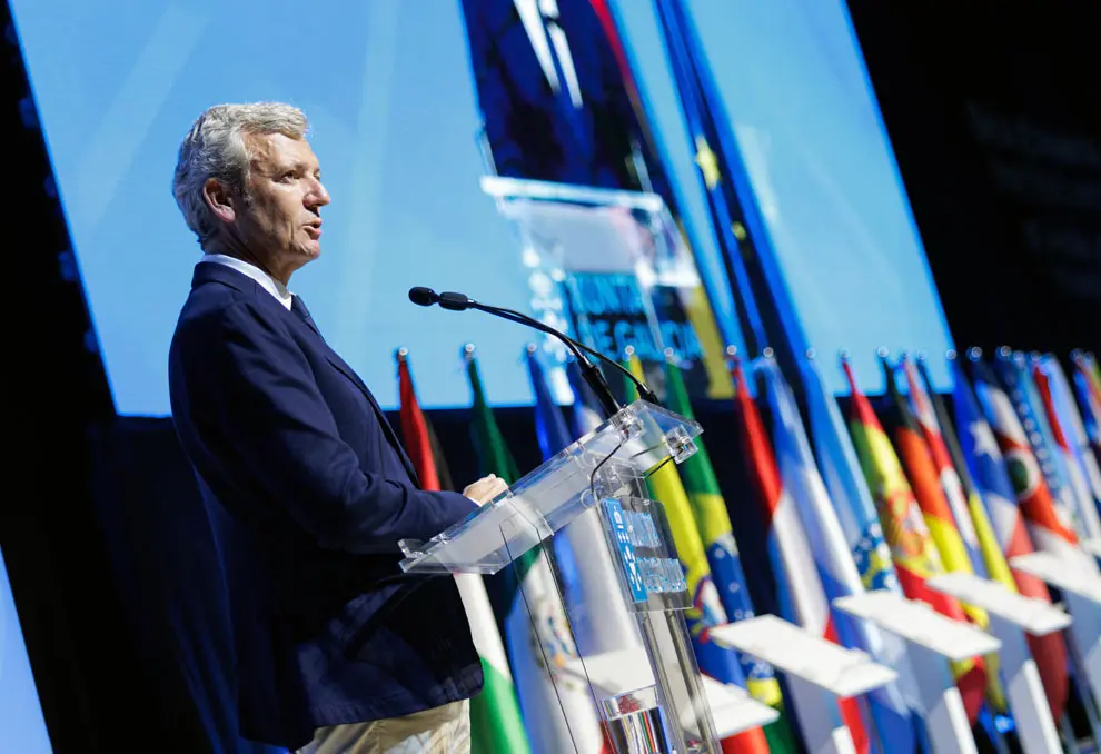 O titular do Executivo galego, Alfonso Rueda, acompañado polo conselleiro de Educación, Ciencia, Universidades e Formación Profesional, Román Rodríguez, e polo conselleiro de Emprego, Comercio e Emigración, José González, asiste á entrega de diplomas e encontro cos beneficiarios do programa Bolsas de Excelencia Mocidade Exterior (BEME) 2024/2025. Palacio de Congresos e Exposicións de Galicia (Santiago de Compostela) 18/06/25.