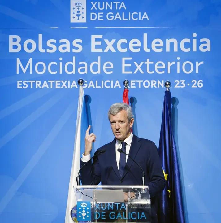 O titular do Executivo galego, Alfonso Rueda, acompañado polo conselleiro de Educación, Ciencia, Universidades e Formación Profesional, Román Rodríguez, e polo conselleiro de Emprego, Comercio e Emigración, José González, asiste á entrega de diplomas e encontro cos beneficiarios do programa Bolsas de Excelencia Mocidade Exterior (BEME) 2024/2025. Palacio de Congresos e Exposicións de Galicia (Santiago de Compostela) 18/06/25.