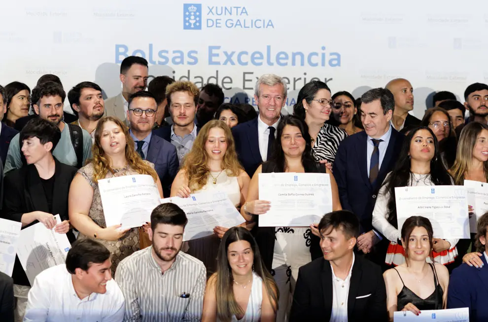 O titular do Executivo galego, Alfonso Rueda, acompañado polo conselleiro de Educación, Ciencia, Universidades e Formación Profesional, Román Rodríguez, e polo conselleiro de Emprego, Comercio e Emigración, José González, asiste á entrega de diplomas e encontro cos beneficiarios do programa Bolsas de Excelencia Mocidade Exterior (BEME) 2024/2025. Palacio de Congresos e Exposicións de Galicia (Santiago de Compostela) 18/06/25.