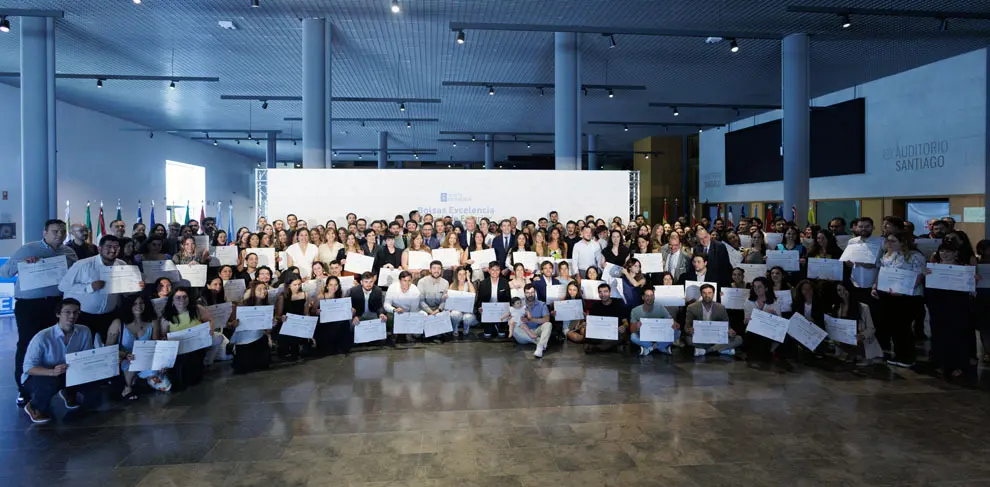 O titular do Executivo galego, Alfonso Rueda, acompañado polo conselleiro de Educación, Ciencia, Universidades e Formación Profesional, Román Rodríguez, e polo conselleiro de Emprego, Comercio e Emigración, José González, asiste á entrega de diplomas e encontro cos beneficiarios do programa Bolsas de Excelencia Mocidade Exterior (BEME) 2024/2025. Palacio de Congresos e Exposicións de Galicia (Santiago de Compostela) 18/06/25.