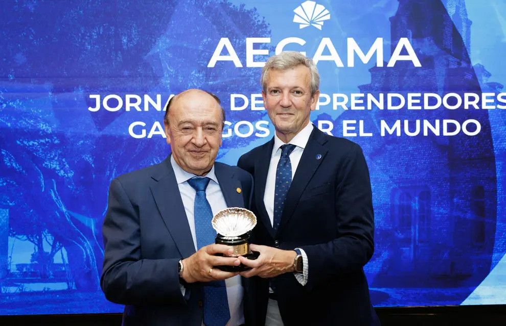 O presidente da Xunta, Alfonso Rueda, acompañado pola conselleira de Economía e Industria, Maria Jesús Lorenzana, e o conselleiro de Emprego, Comercio e Emigración, José González, clausura da Xornada de Emprendedores Galegos polo Mundo organizada por AEGAMA. Hotel Eurostars Isla de La Toja (A Toxa), 03/07/25.