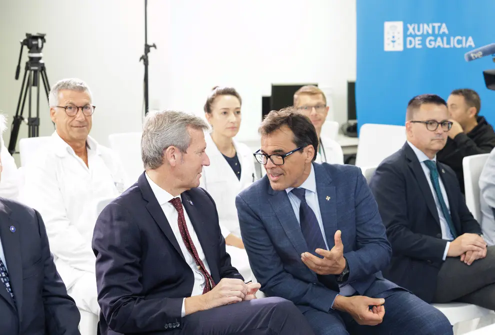 O presidente da Xunta, Alfonso Rueda, acompañado polo conselleiro de Sanidade, Antonio Gómez Caamaño, e o conselleiro de Emprego, Comercio e Emigración, José González, asina un convenio de colaboración coa Asociación Española de Socorros Mutuos de Montevideo. CHUAC (A Coruña), 17/7/25.