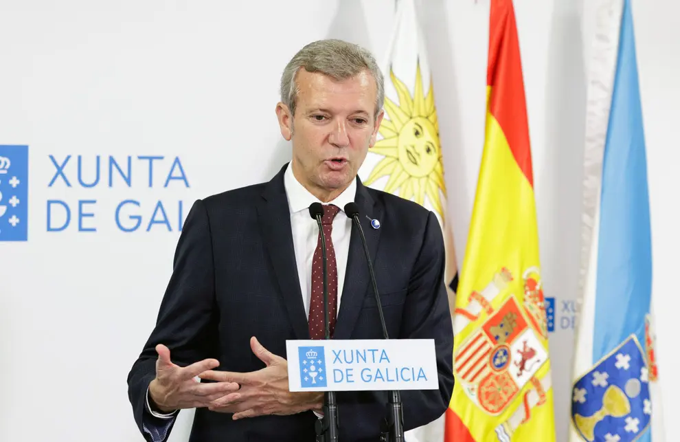 O presidente da Xunta, Alfonso Rueda, acompañado polo conselleiro de Sanidade, Antonio Gómez Caamaño, e o conselleiro de Emprego, Comercio e Emigración, José González, asina un convenio de colaboración coa Asociación Española de Socorros Mutuos de Montevideo. CHUAC (A Coruña), 17/7/25.