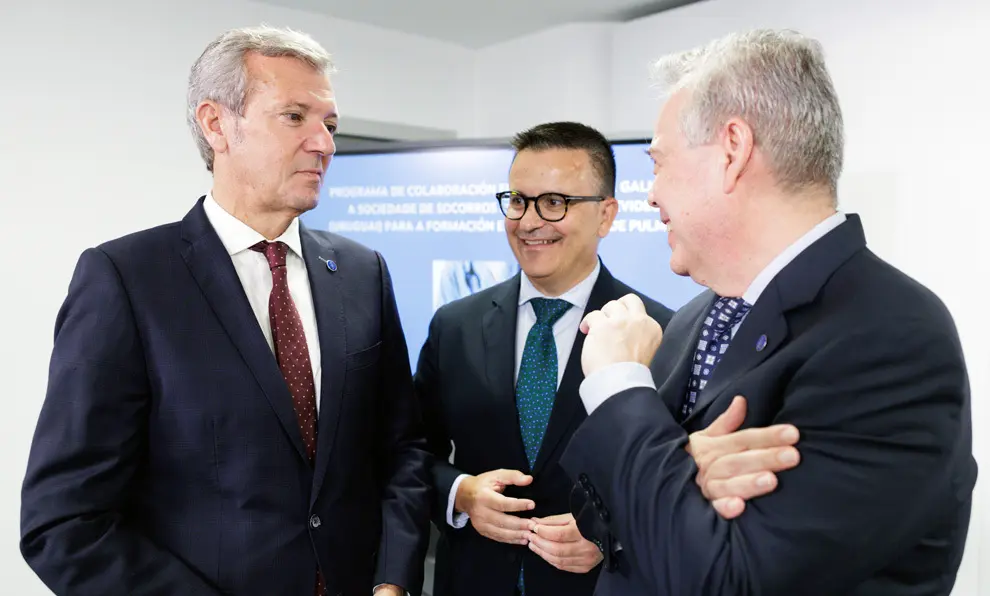 O presidente da Xunta, Alfonso Rueda, acompañado polo conselleiro de Sanidade, Antonio Gómez Caamaño, e o conselleiro de Emprego, Comercio e Emigración, José González, asina un convenio de colaboración coa Asociación Española de Socorros Mutuos de Montevideo. CHUAC (A Coruña), 17/7/25.