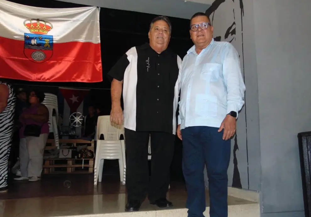 Izquierda Orlando Gonzalez Presidente Cantabros Camaguey y Vice Cónsul Honorario Omar Sastre