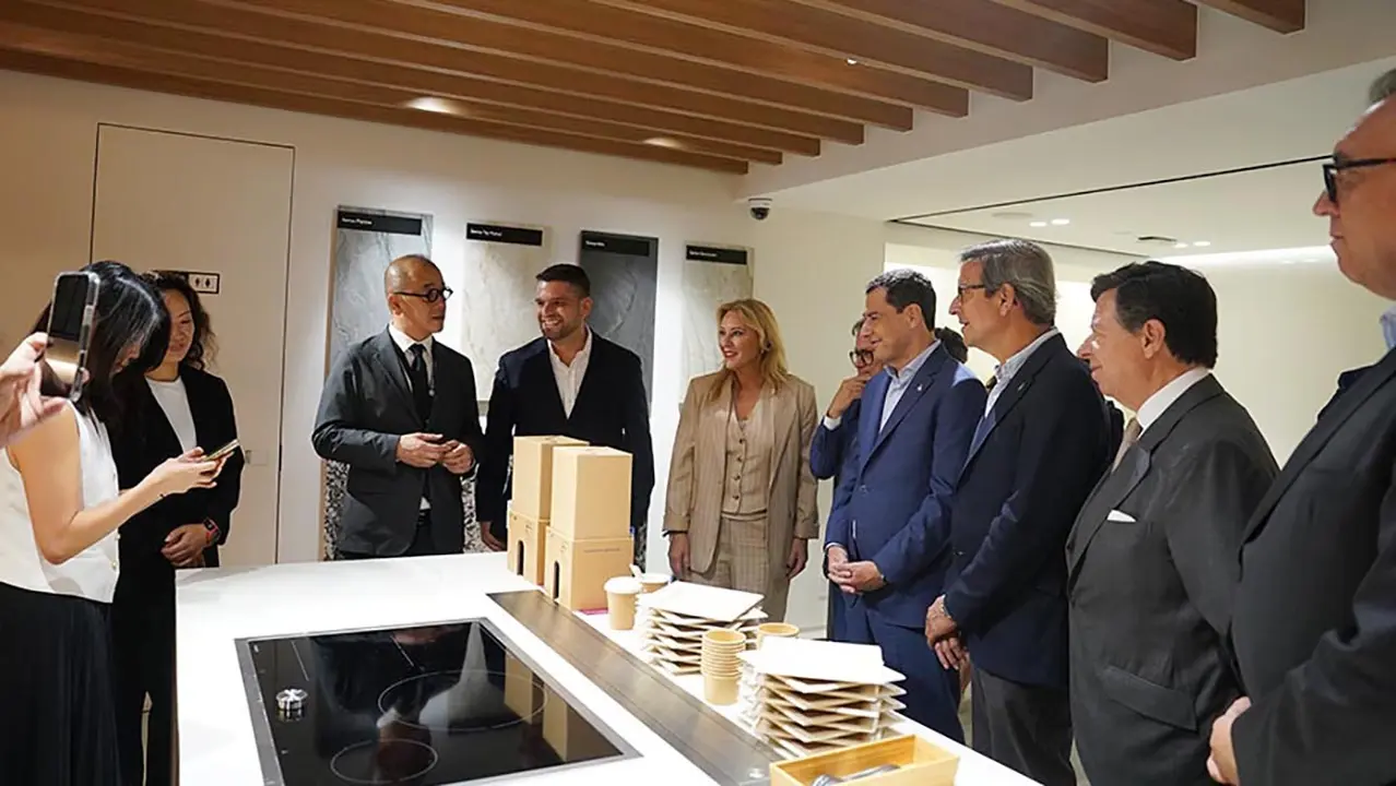 Moreno en Japón. Visita a las instalaciones de la empresa Cosentino en Tokio.