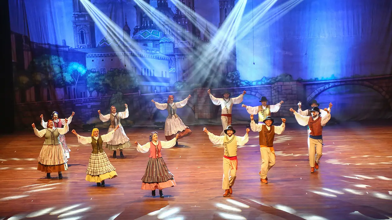 Grupo Aires Galegos en el 63º Festival  Folclórico del Paraná(Brasil) 1