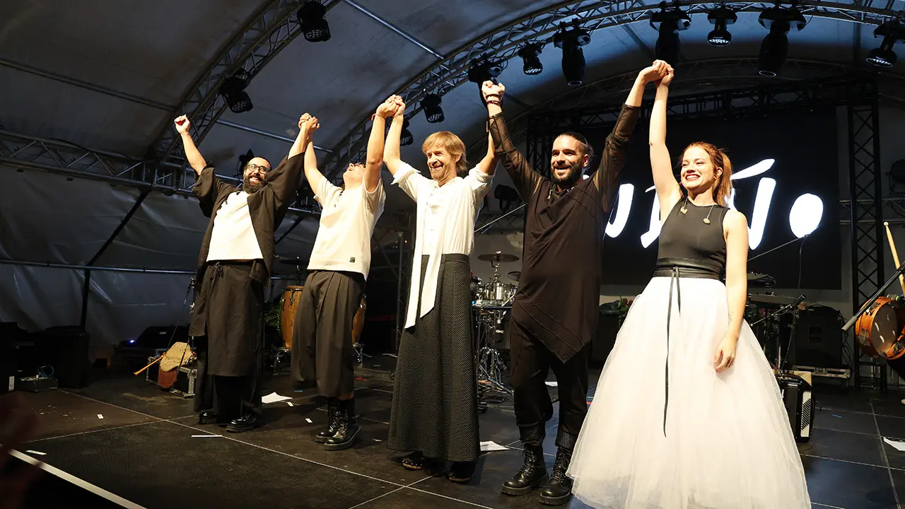 Budiño y el elenco de artistas de A Costa da Morte y Sada