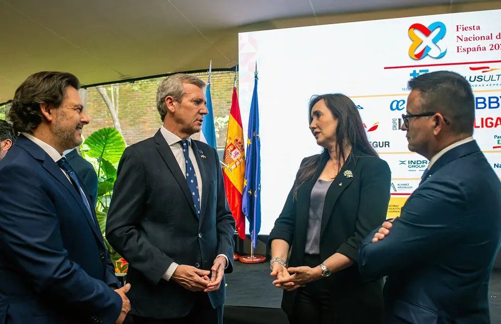 O presidente da Xunta de Galicia, Alfonso Rueda, acompañado polo conselleiro de Emprego, Comercio e Emigración, José González, participa na celebración da Festa Nacional de España á que acudiron a vicepresidenta de Arxentina, Victoria Villarruel, e a ministra de Seguridad, Patricia Burrllich.  Na imaxe falando coa vicepresidenta arxentina. Embaixada de España en Bos Aires (Bos Aires), 10/10/25.