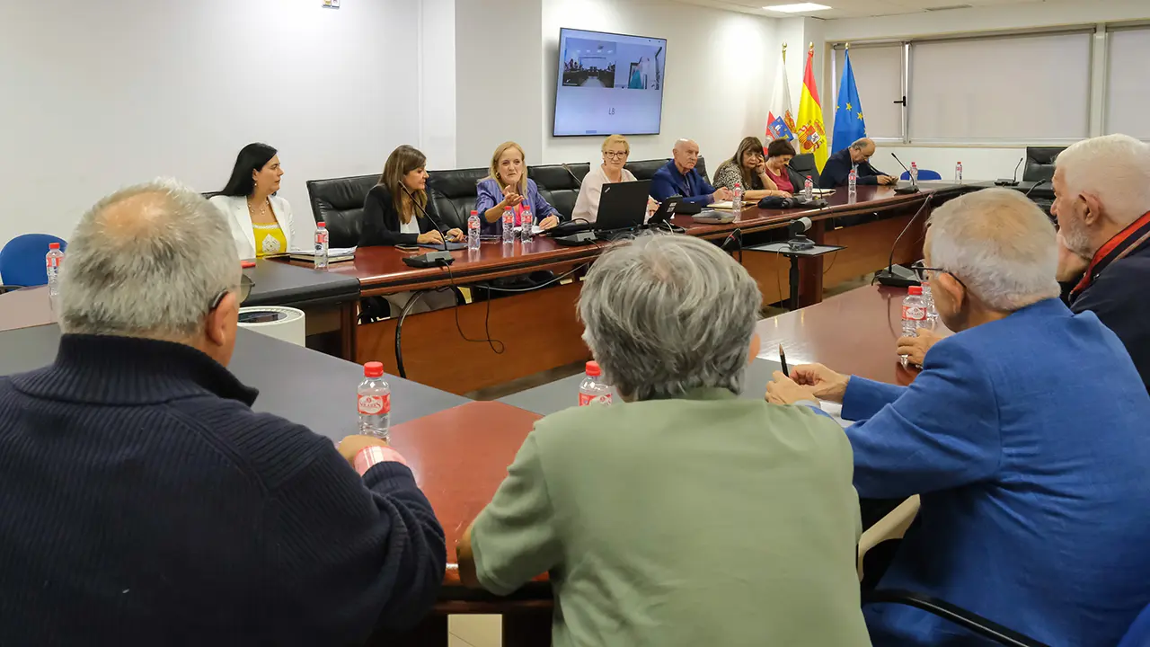 17:00 horas. Sala de reuniones 1º planta, Peña Herbosa. La consejera de Presidencia, Justicia, Seguridad y Simplificación Administrativa, Isabel Urrutia, se reúne con representantes de los centros regionales en Cantabria. 22 de octubre de 2025 © Raúl Lucio