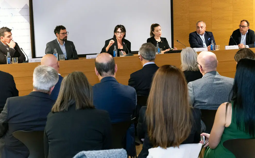 12,15 horas, intervirá a conselleira de Economía e Industria, María Jesús Lorenzana, que falará na mesa que abordará O PIB en Galicia. foto xoán crespo 12,15 horas, intervirá a conselleira de Economía e Industria, María Jesús Lorenzana, que falará na mesa que abordará O PIB en Galicia. foto xoán crespo