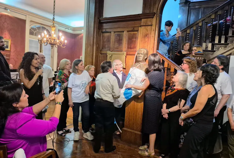 Ponton y Esquivel con el busto 4