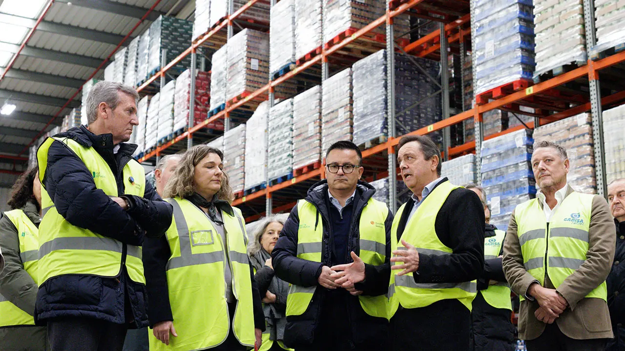 O titular do Executivo galego, Alfonso Rueda, acompañado do conselleiro de Emprego, Comercio e Emigración, José González, visita ao Grupo Gadisa no marco do programa Retorna Cualifica Emprego. GADISA (Betanzos), 02/12/25.