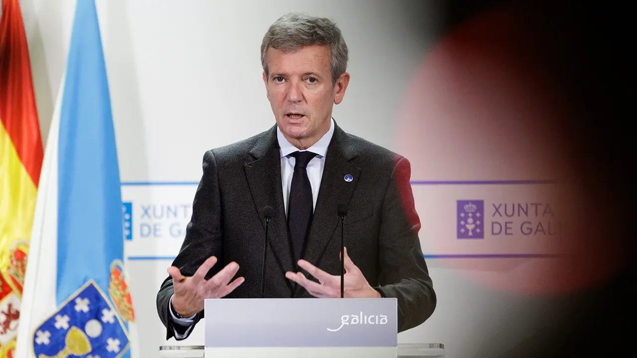 O titular do Executivo galego, Alfonso Rueda, acompañado pola conselleira de Medio Rural, María José Gómez, na rolda de prensa posterior á reunión do Consello da Xunta. Sala do Consello, 09/12/25.