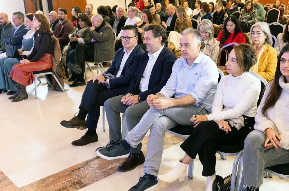 12,15 h.-             O conselleiro de Emprego, Comercio e Emigración, José González, acompañado polo secretario xeral da Emigración, Antonio Rodríguez Miranda, participará nun encontro con emprendedores retornados beneficiarios do Programa Merlo. No hotel Eurostars San Lázaro (avda Fernando Casas Novoa s/n). Foto Xoán Crespo