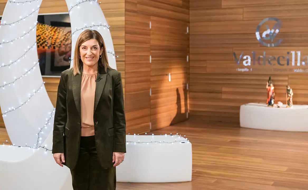 17:00 horas. Hospital Valdecilla. Hall del Edificio 2 de noviembre. La presidenta de Cantabria, Mar&iacute;a Jos&eacute; S&aacute;enz de Buruaga, graba el mensaje de Navidad. 19 de diciembre de 2025 &copy; Ra&uacute;l Lucio