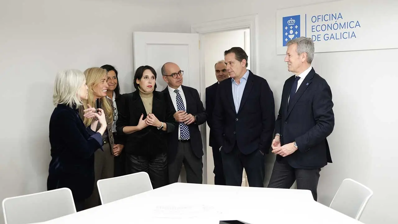 O titular do Executivo galego, Alfonso Rueda, acompa&ntilde;ado da conselleira de Econom&iacute;a e Industria, Mar&iacute;a Jes&uacute;s Lorenzana, participa na inauguraci&oacute;n da Oficina Econ&oacute;mica de Galicia en Madrid, na que participaron a consejera de Econom&iacute;a da Comunidade de Madrid, Roc&iacute;o Albert L&oacute;pez-Ibor, e o presidente ejecutivo de Hijos de Rivera, Ignacio Rivera. Casa de Galicia (Madrid), 22/01/26.