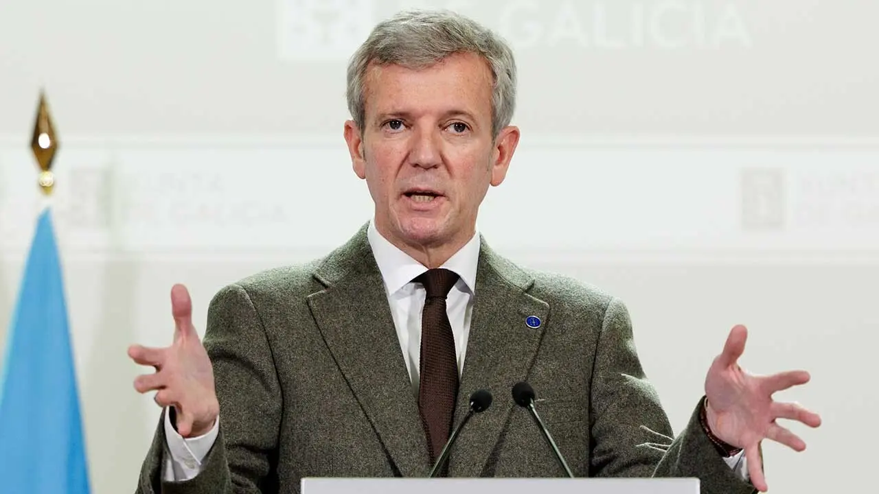 O titular do Executivo galego, Alfonso Rueda, acompa&ntilde;ado pola conselleira de Presidencia, Diego Calvo, na rolda de prensa posterior &aacute; reuni&oacute;n do Consello da Xunta. Sala do Consello, 02/02/26.