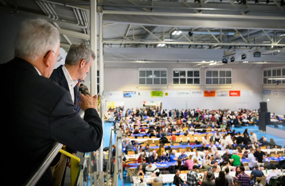 O presidente da Xunta, Alfonso Rueda, acompa&ntilde;ado polo conselleiro de Emprego, Comercio e Emigraci&oacute;n, Jos&eacute; Gonz&aacute;lez, sauda a representantes de entidades galegas na Su&iacute;za e participa no encontro coa colectividade de Z&uacute;rich-Galicia Calidade, organizado coa colaboraci&oacute;n da Asociaci&oacute;n As Xeitosi&ntilde;as. Pavill&oacute;n Deportivo Cooperativo Unterrohr Schlieren (Schlieren)-Z&uuml;rich, 14/03/26.