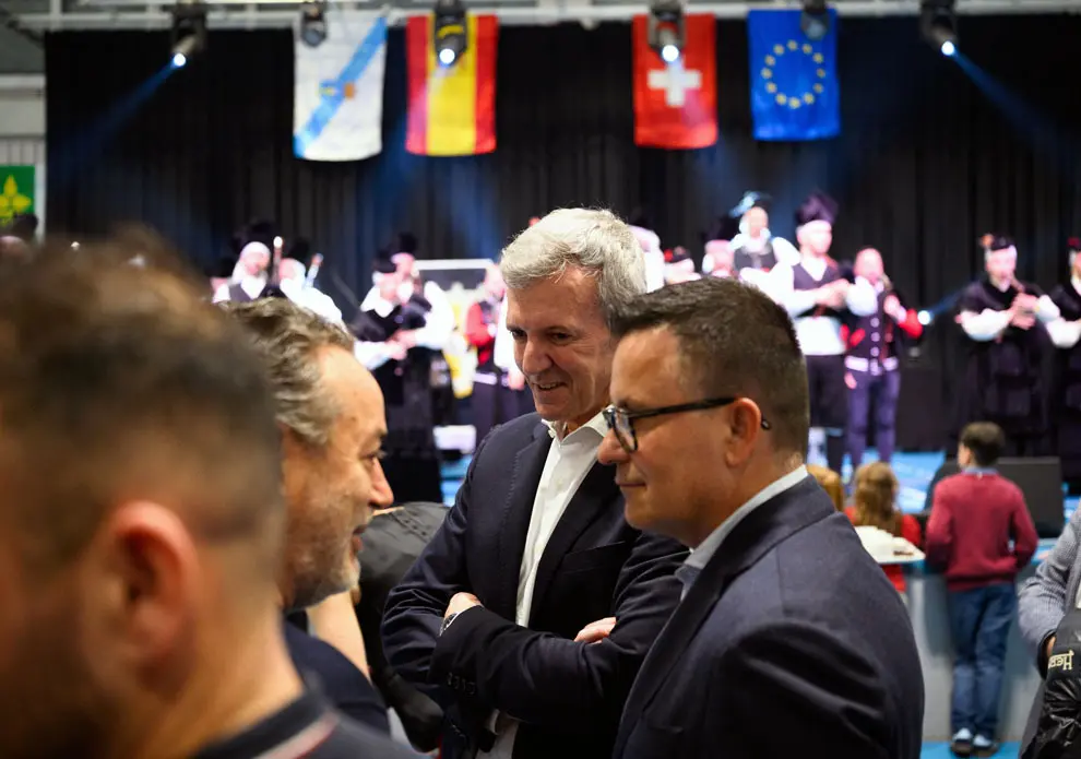 O presidente da Xunta, Alfonso Rueda, acompa&ntilde;ado polo conselleiro de Emprego, Comercio e Emigraci&oacute;n, Jos&eacute; Gonz&aacute;lez, sauda a representantes de entidades galegas na Su&iacute;za e participa no encontro coa colectividade de Z&uacute;rich-Galicia Calidade, organizado coa colaboraci&oacute;n da Asociaci&oacute;n As Xeitosi&ntilde;as. Pavill&oacute;n Deportivo Cooperativo Unterrohr Schlieren (Schlieren)-Z&uuml;rich, 14/03/26.