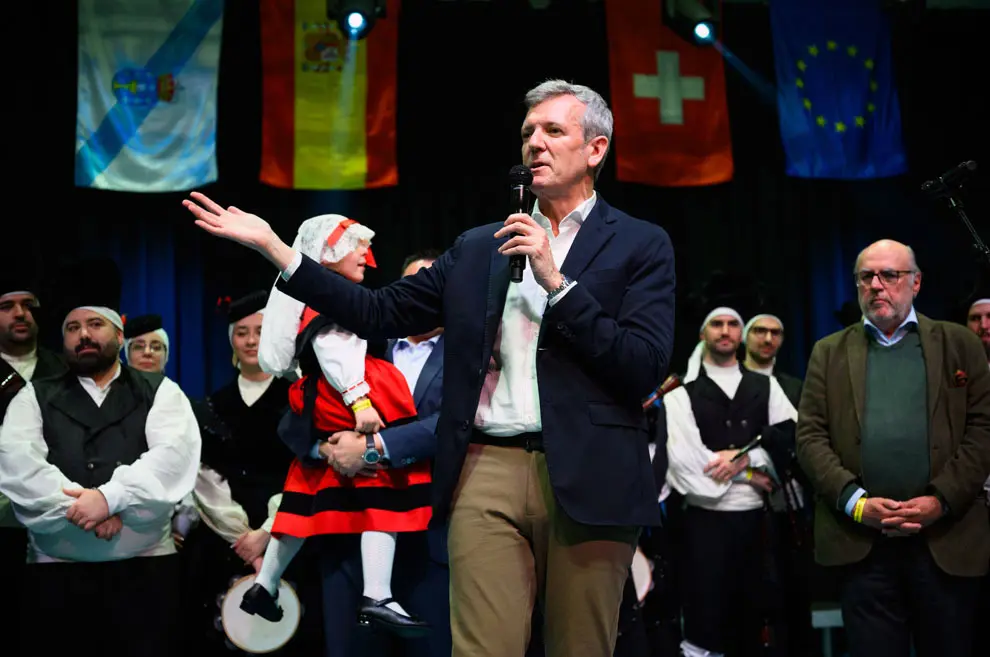 O presidente da Xunta, Alfonso Rueda, acompa&ntilde;ado polo conselleiro de Emprego, Comercio e Emigraci&oacute;n, Jos&eacute; Gonz&aacute;lez, sauda a representantes de entidades galegas na Su&iacute;za e participa no encontro coa colectividade de Z&uacute;rich-Galicia Calidade, organizado coa colaboraci&oacute;n da Asociaci&oacute;n As Xeitosi&ntilde;as. Pavill&oacute;n Deportivo Cooperativo Unterrohr Schlieren (Schlieren)-Z&uuml;rich, 14/03/26.