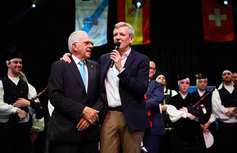 O presidente da Xunta, Alfonso Rueda, acompa&ntilde;ado polo conselleiro de Emprego, Comercio e Emigraci&oacute;n, Jos&eacute; Gonz&aacute;lez, sauda a representantes de entidades galegas na Su&iacute;za e participa no encontro coa colectividade de Z&uacute;rich-Galicia Calidade, organizado coa colaboraci&oacute;n da Asociaci&oacute;n As Xeitosi&ntilde;as. Pavill&oacute;n Deportivo Cooperativo Unterrohr Schlieren (Schlieren)-Z&uuml;rich, 14/03/26.