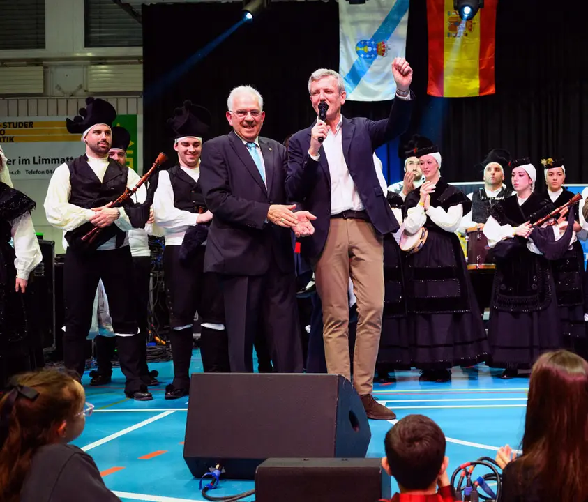 O presidente da Xunta, Alfonso Rueda, acompa&ntilde;ado polo conselleiro de Emprego, Comercio e Emigraci&oacute;n, Jos&eacute; Gonz&aacute;lez, sauda a representantes de entidades galegas na Su&iacute;za e participa no encontro coa colectividade de Z&uacute;rich-Galicia Calidade, organizado coa colaboraci&oacute;n da Asociaci&oacute;n As Xeitosi&ntilde;as. Pavill&oacute;n Deportivo Cooperativo Unterrohr Schlieren (Schlieren)-Z&uuml;rich, 14/03/26.